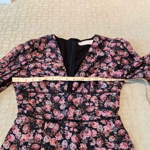 ✨Simply adorable open front black w/subtle peach pink green floral pattern dress - Picture 14 of 16